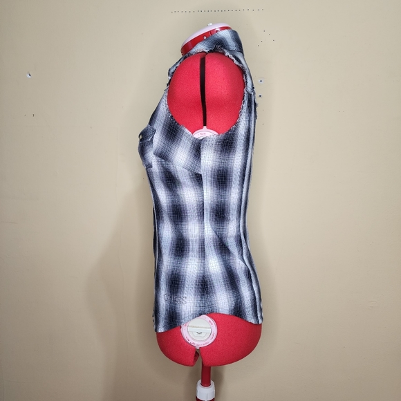 Guess Sleeveless Plaid Shirt - Picture 6 of 9